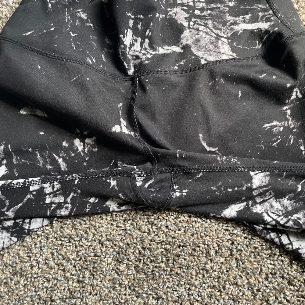🖤 ALO Yoga Black and White Patterned Leggings 🖤 - Picture 5 of 6